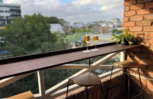 Spring Hill Apartment | Stylish 2-Level Loft, AC, Parking, Walk CBD & Fort