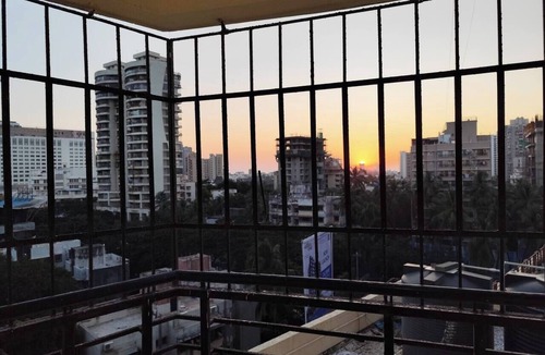 Andheri West Apartment | Stylish 2BHK near Lokhandwala, Kokilaben & NESCO