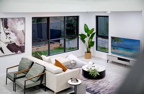 Peakhurst House | Stylish 3BR Family Home in Peakhurst with Backyard