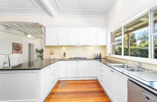 Strathfield House | Stylish 6BR Strathfield House – Tennis & Fun Games