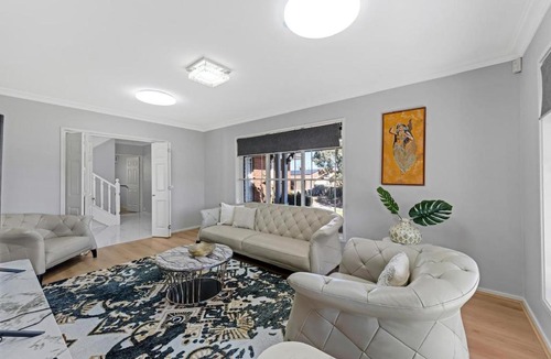 Gordon House | Stylish Canberra Home Comfort & Luxury 5BR 3bath 12 sleeps 1 entire home 8 beds