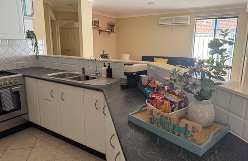 Redcliffe House | Stylish Central Retreat | Minutes to Airport & CBD