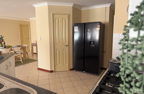 Redcliffe House | Stylish Central Retreat | Minutes to Airport & CBD