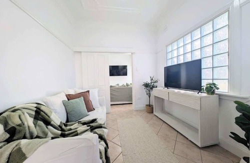 Wollongong CBD House | Stylish Coastal Cottage | Walk to Beach | Sleeps 6