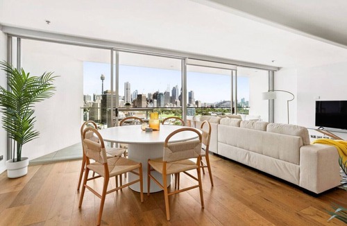 Darlinghurst Apartment | Stylish Double Storey Apt + Harbour Bridge Views!