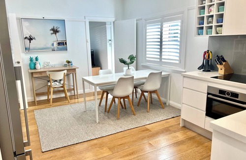 Manly Apartment | Stylish Manly Beach 2BR unit &parking. Flat walk to beach, cafes & ferry to city
