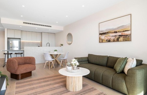 Caulfield South Apartment | Stylish & Modern 2BR with HUGE Balcony =& Car Park!