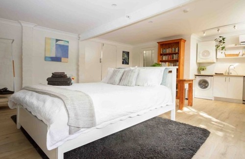 Annandale House | Stylish Studio in Heart of Annandale Village