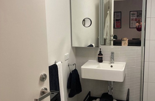Carlton Apartment | Stylishly appointed apartment in Carlton - free parking and includes breakfast.