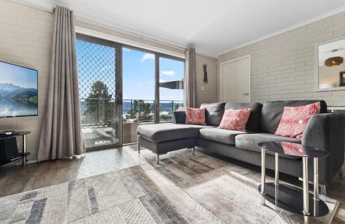 Jindabyne House | Summit 11 - Modern 3BR Apartment l Stunning Lake Views l WiFi l BBQ l Air-Con