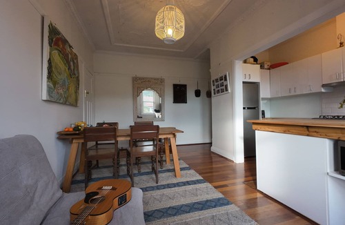 Coogee Apartment | Sunlit beach retreat.