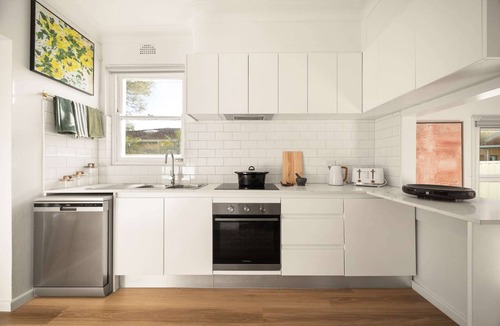 Brighton-le-Sands Apartment | Sunlit Coastal Retreat Close to Cafes and Beach