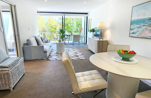 Randwick Apartment | Sunlit & Peaceful Contemporary Apartment
