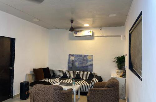 Yeoor Hills Villa | Sunny 2 Bedroom Villa with a Big Garden and Pool