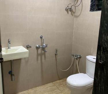 Yeoor Hills Villa | Sunny 2 Bedroom Villa with a Big Garden and Pool