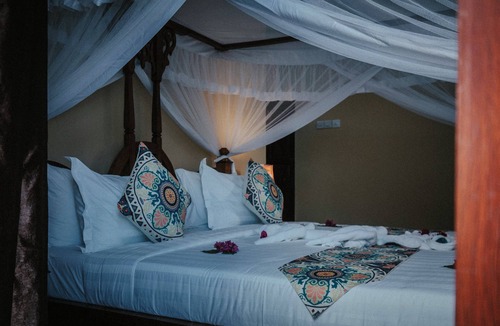 Uroa Resort | Sunny Palms Beach Bungalows