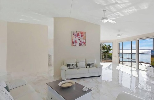 Toukley House | Sunset Lakehouse - Waterfront with Jetty