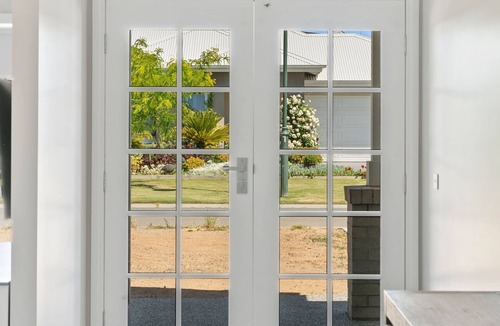 Yarrawonga House | Sunsets by the Lake in Silverwoods Estate