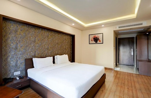 Krishnarajapura Hotel | Super Townhouse Oak Mahadevapura Opposite Phoenix Mall Formerly Grand Wilton Inn
