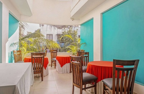 Pune House | Super Townhouse The Upper Room Near Pune Airport