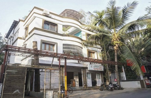 Pune House | Super Townhouse The Upper Room Near Pune Airport