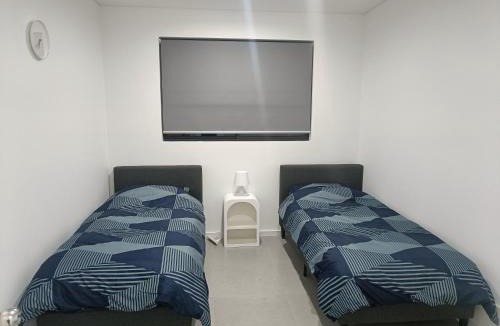Guildford West House | Superior Twin Room in Spacious and Modern Home - NR10