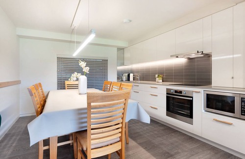 Kiama House | Surf N Turf – split-level fun by the sea with ocean walks, tasty eats & space for all!