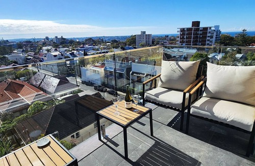 Bondi Junction Apartment | Sweeping Harbour & Ocean Views Over Sydney's East - Pool+ Parking+Harbour Views