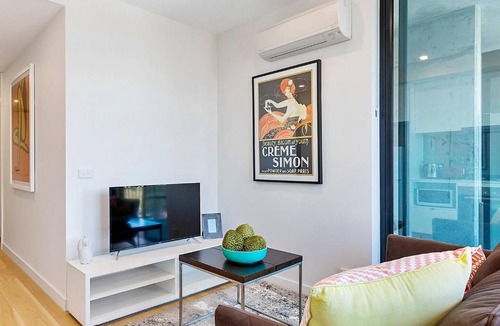 Brunswick Apartment | Sydney Rd Beauty. Brunswick train 300m, trams, wifi, parking & Netflix