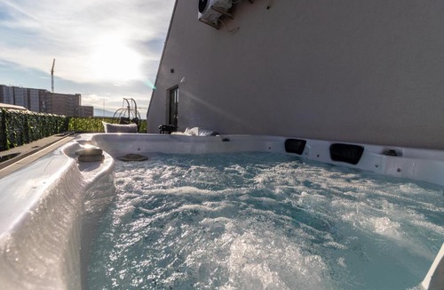 Tractorul Apartment | Tâmpa View Luxury Jacuzzi Apartment