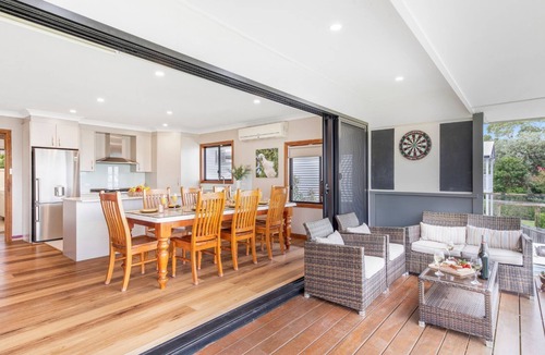 Currarong House | Tanapaser – spacious centrally located home with fireplace