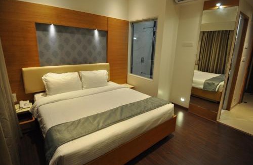 Shivajinagar Hotel | Tarawade Clarks Inn Pune