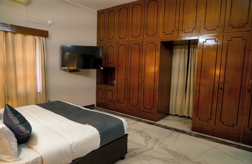 Bullawala House | Teak Manor is situated at heart of the city.