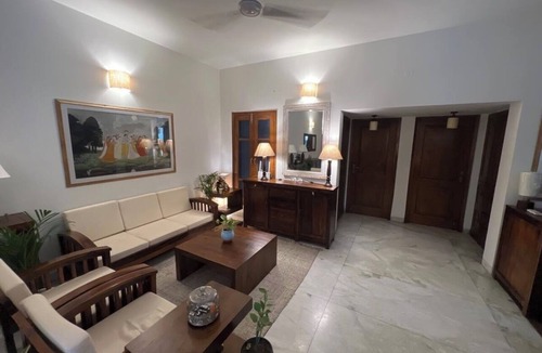 Gurugram House | THE ART KOTHI bungalow with 8 bedrooms and WiFi,AC in charming central Gurugram
