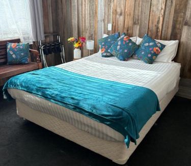 Geeveston Bed & Breakfast | The Bears