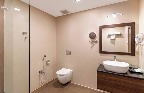 Shavri Colony Hotel | The Colonial Hotel Lake View Rooms