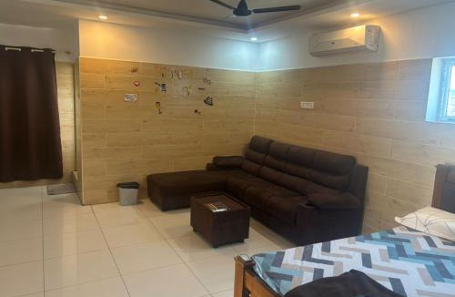 Paiyanur House | The Elite Inn