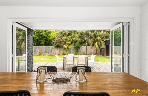 Indented Head Villa | The Esplanade- Beach front, Luxury, Sleeps 8, Luxury, Parking, Aircon