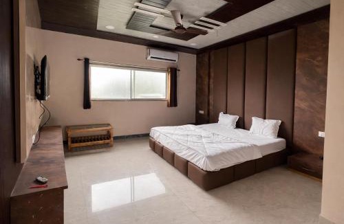 Dewas Hotel | The Golden Wings Hotel