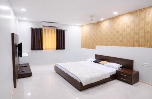 Dewas Hotel | The Golden Wings Hotel