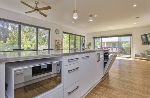 West Launceston House | The Gorge Townhouse | Spacious Family Retreat with Stunning Gorge Views
