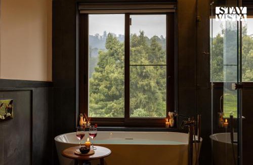 Wellington Villa | The Hydrangeas VIEDA, StayVista - 5BHK Villa with Bathtub & BBQ