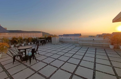 Bullawala Apartment | The Iron Throne ~ Luxe loft of a GOT fan