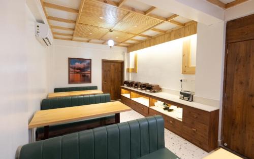 Kalighat Hotel | The Lake Palm Hotel