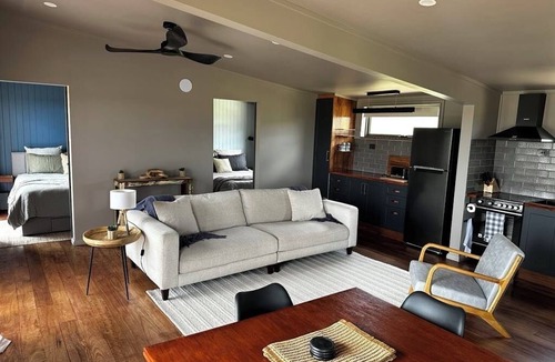 Frog Rock Cottage | The Linburn Cottage of luxury nWine, relaxation and country charm.