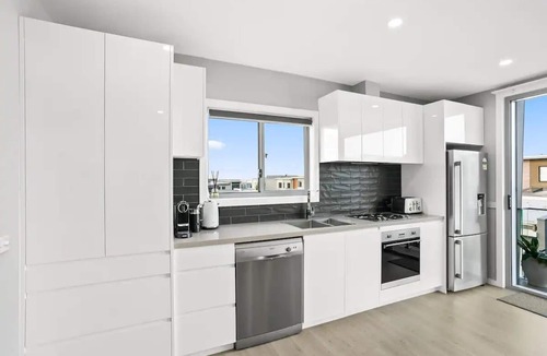 Shell Cove Apartment | The Loft/Luxurious 2 Bed Abode/Walk to Marina