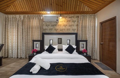Kuthar Apartment | The Majestic Escape l Serviced Villa l Open Air Lawn & Plunge Pool l Bonfire l Music Party l Managed By ExoticStays