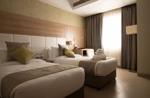 Lake Town Hotel | The Maureen