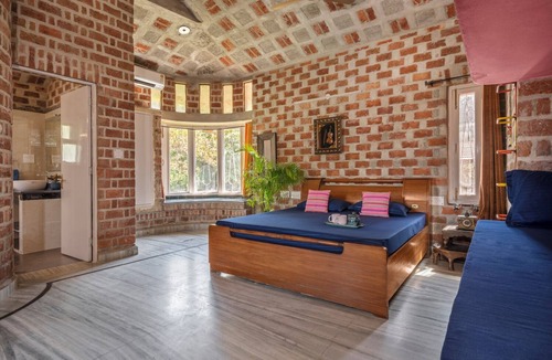 Taoru House | The Orchard Farm, Manesar- Luxury Pet- Friendly Farm with private pool & Jacuzzi