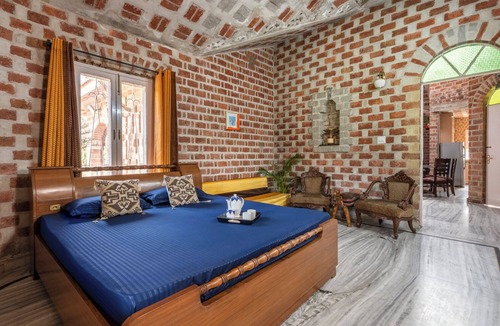 Taoru House | The Orchard Farm, Manesar- Luxury Pet- Friendly Farm with private pool & Jacuzzi